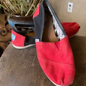 Tom’s red and black shoes